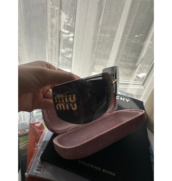 Солнцезащитные очки • Miu Miu • Черный