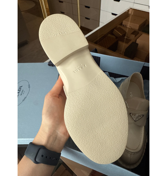 Лоферы • Prada • Молочный