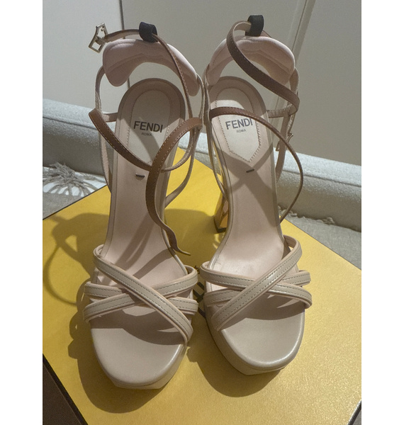 Босоножки • Fendi • Кремовый