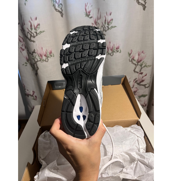 Кроссовки • New Balance • Белый