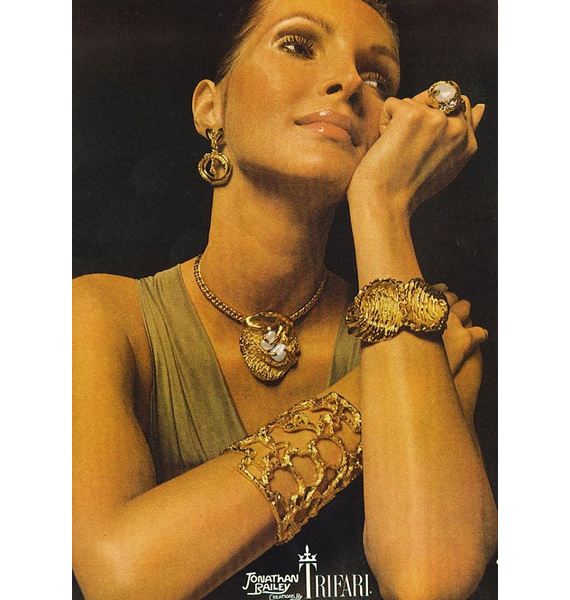 Часы наручные • Trifari • Золотой