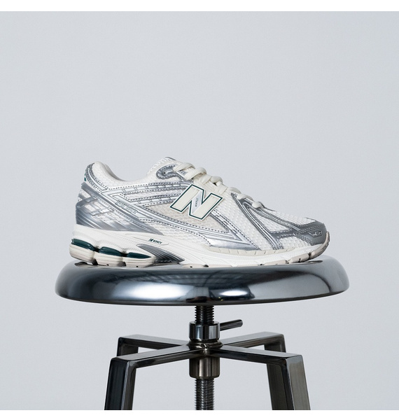 Кроссовки • New Balance • Серебряный