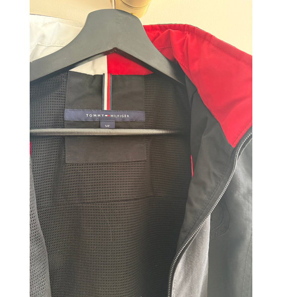 Куртка • Tommy Hilfiger • Черный