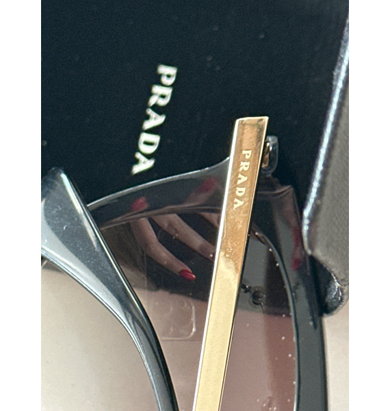 Солнцезащитные очки • Prada • Черный