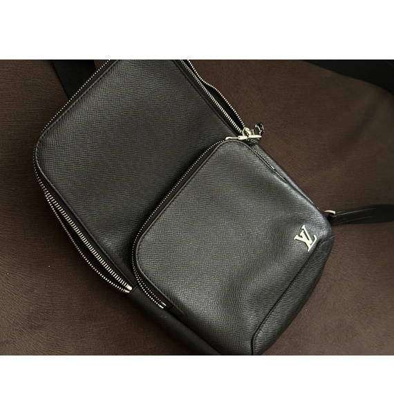Барсетка • Louis Vuitton • Черный