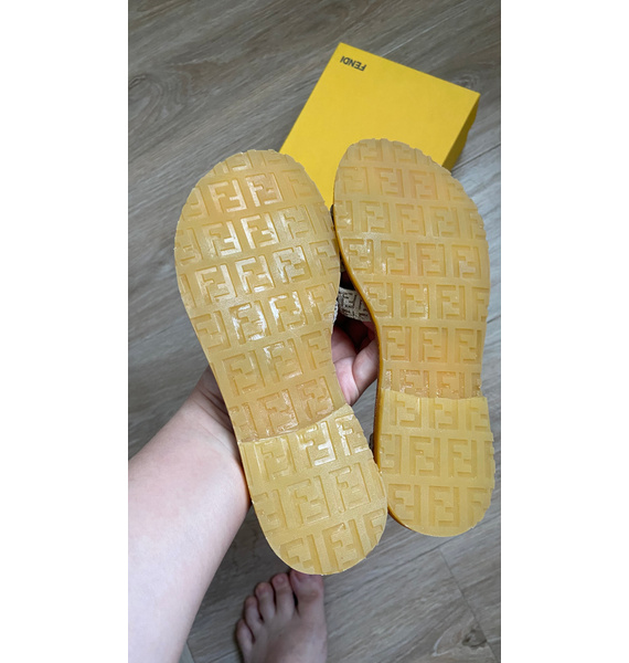 Сандалии • Fendi • Бежевый