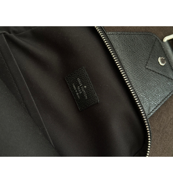 Барсетка • Louis Vuitton • Черный