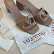 Шлепанцы • Valentino Garavani • Бежевый