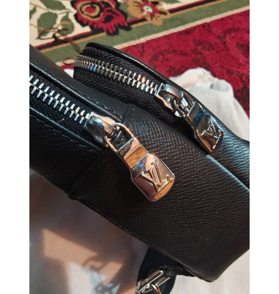 Сумка • Louis Vuitton • Черный