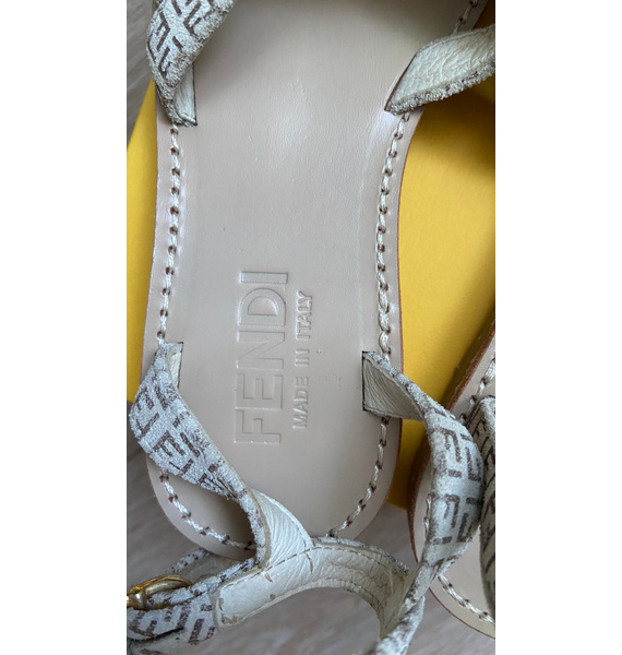Сандалии • Fendi • Бежевый