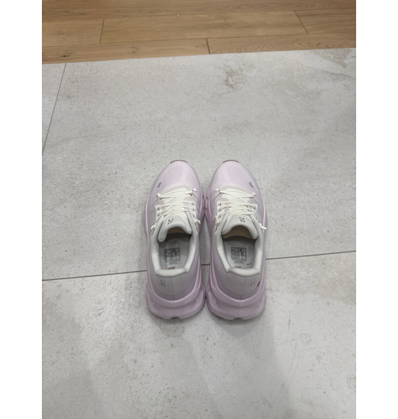 Кроссовки • On Running • Розовый