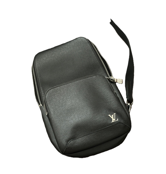 Барсетка • Louis Vuitton • Черный