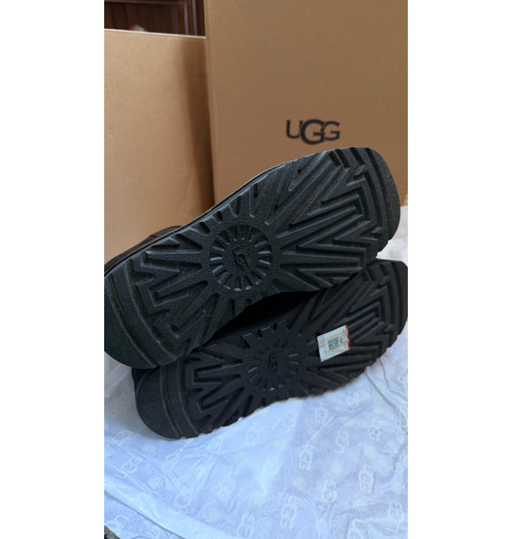Ботинки • UGG • Черный