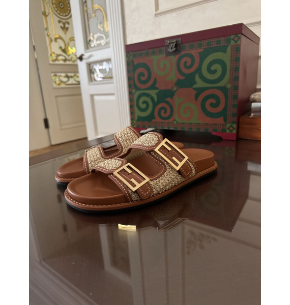 Сандалии • Fendi • Коричневый