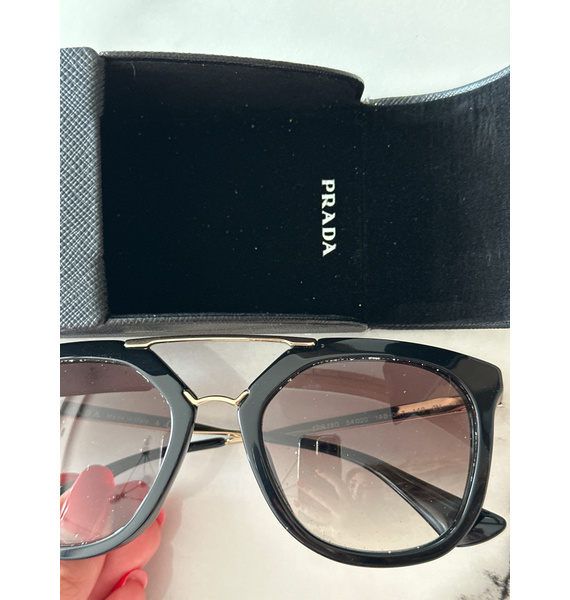 Солнцезащитные очки • Prada • Черный