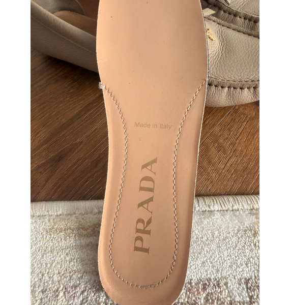 Лоферы • Prada • Бежевый
