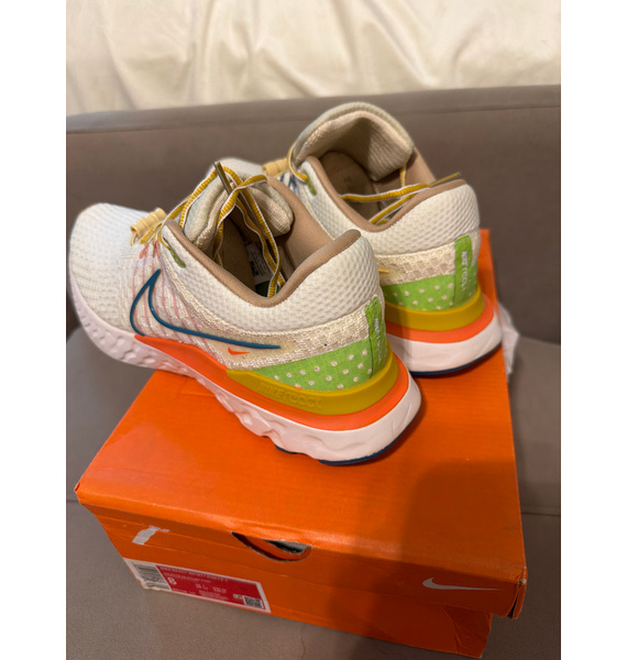 Кроссовки • Nike • Бежевый
