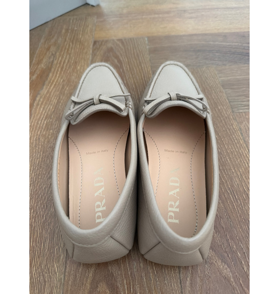 Лоферы • Prada • Бежевый