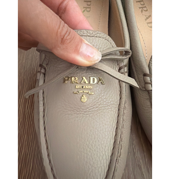 Лоферы • Prada • Бежевый