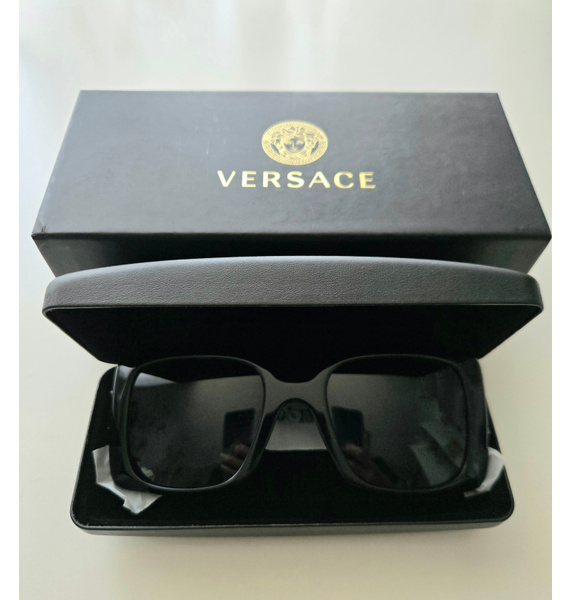 Солнцезащитные очки • Versace • Черный