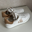 Кеды • Stuart Weitzman • Белый