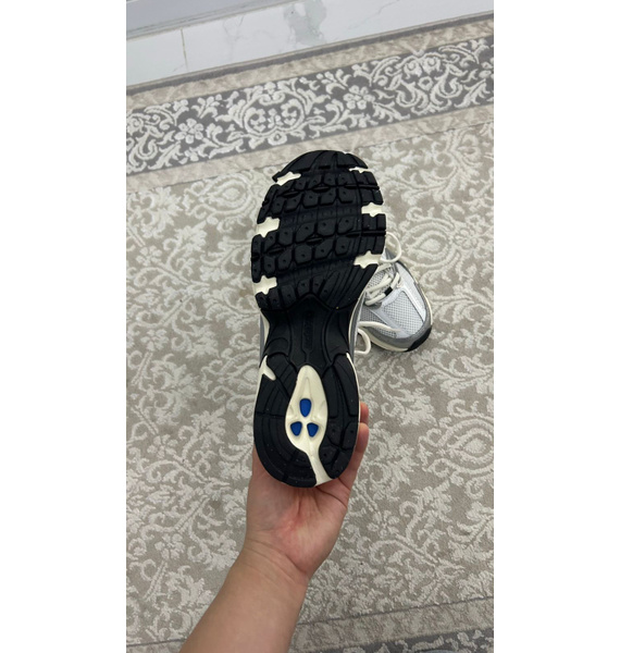 Кроссовки • New Balance • Серебряный