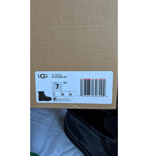 Ботинки • UGG • Черный