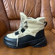 Ботинки • UGG • Бежевый