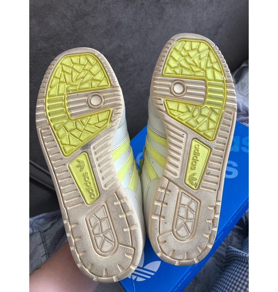 Кроссовки • adidas Originals • Бежевый