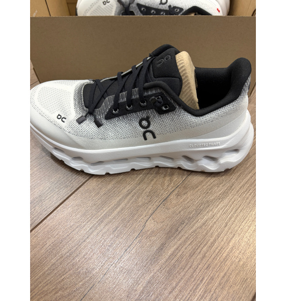 Кроссовки • On Running • Белый