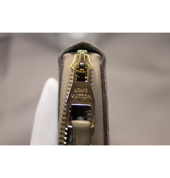 Кошелек • Louis Vuitton • Молочный