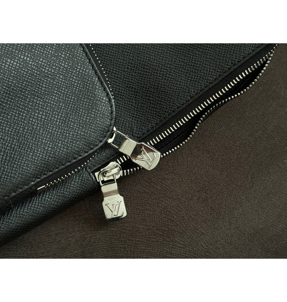 Барсетка • Louis Vuitton • Черный