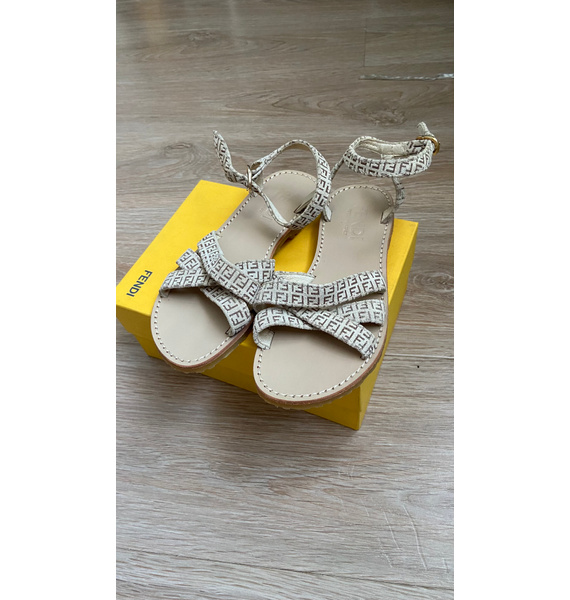 Сандалии • Fendi • Бежевый